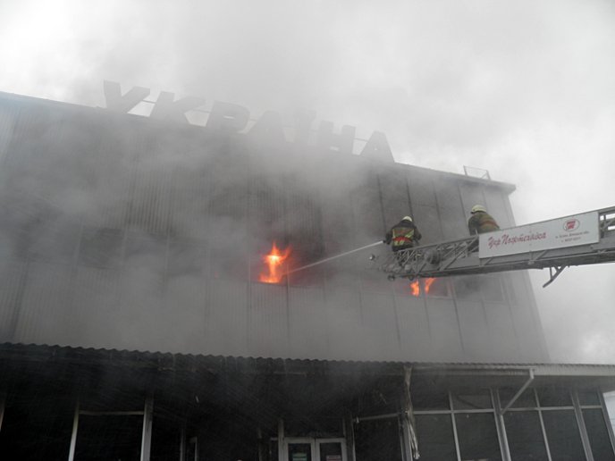 Вогонь в універмазі "Україна" вже охопив площу в одну тисячу метрів квадратних – 05 Вогонь в універмазі "Україна" вже охопив площу в одну тисячу метрів квадратних – 05