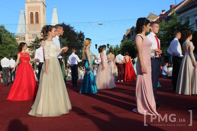 Мукачівські випускники станцювали прощальний вальс у центрі міста – 27