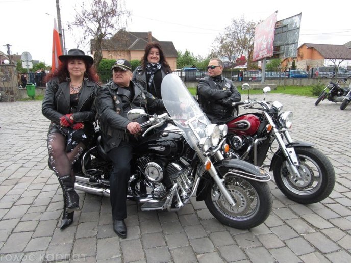 Гучна вечірка, стриптиз та салюти: як байкери в Мукачеві гуляли – 04