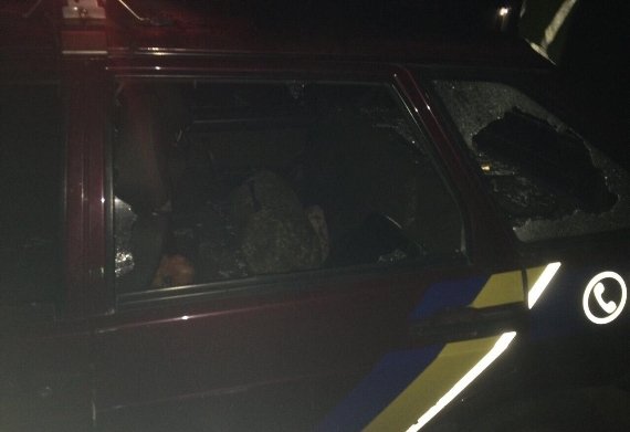 Під час патрулювання поліцейським палицею побили службову машину – 03