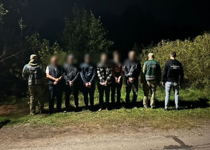 На околиці села затримали групу чоловіків – 01 Затримали групу чоловіків