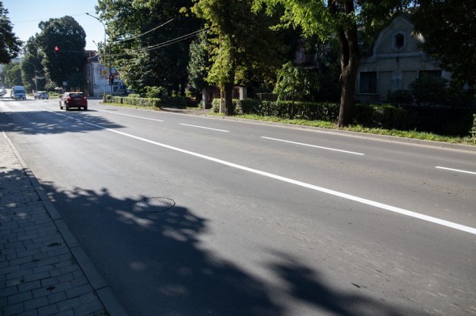 В Ужгороді наносять дорожню розмітку – 01 В Ужгороді наносять дорожню розмітку – 01
