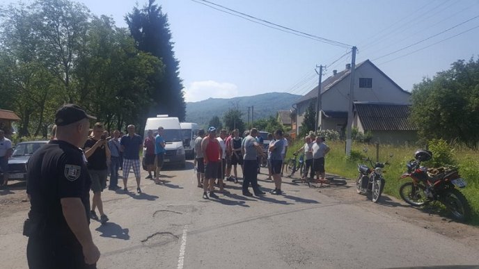 Закарпатці перекрили дорогу "Мукачево-Рогатин" – 02