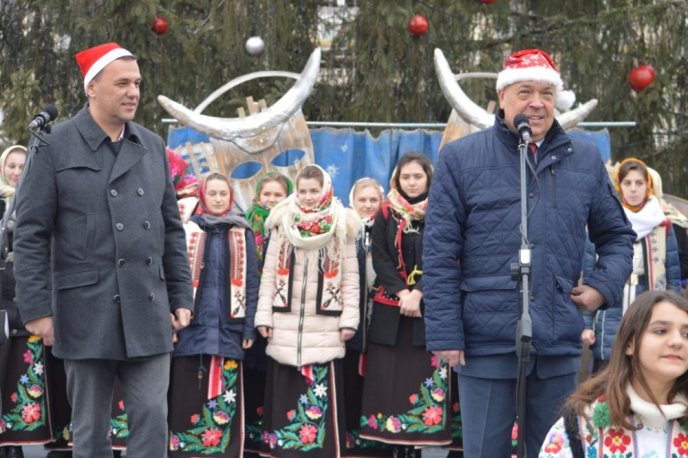 Біля Закарпатської ОДА урочисто відкрили головну ялинку області – 04