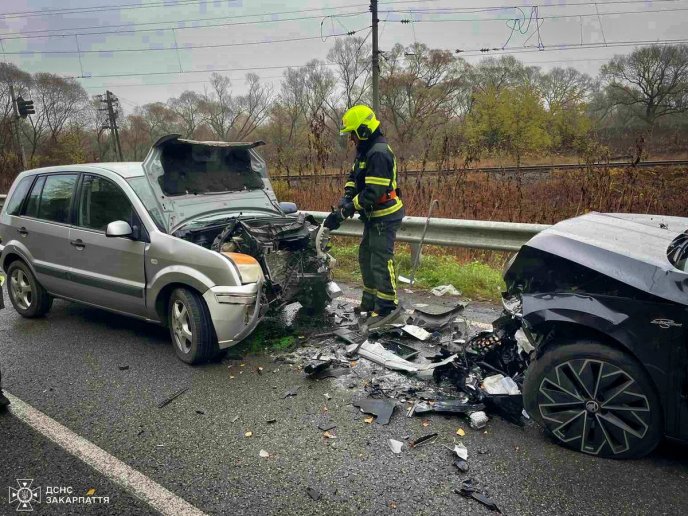 Уламки машин розкидані по дорозі: в області трапилась аварія – 03