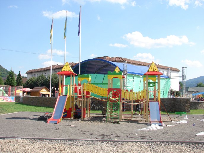 В Хусті з’явився новий дитячий майданчик – 04