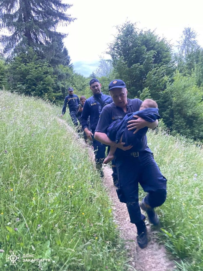 Дивовижний порятунок: понад сотня людей шукали 2-річного хлопчика на Закарпатті – 01 Дивовижний порятунок: понад сотня людей шукали 2-річного хлопчика на Закарпатті – 01
