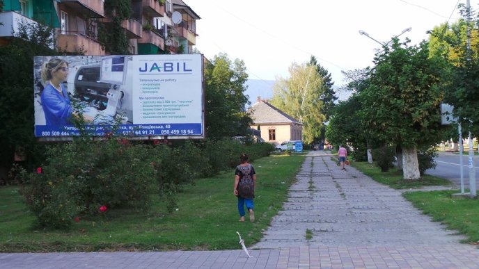 Хоча це і циганське містечко, але воно в рази краще, ніж більшість шахтарських селищ на Донбасі", – блогер про Великий Березний – 04