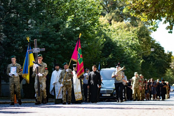 На Закарпатті поховали військового, який врятував десятки побратимів – 03