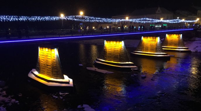 Пішохідний міст в Ужгороді засяяв новою святковою ілюмінацією – 05