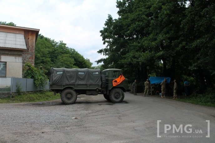 Поблизу Мукачева продовжують працювати тимчасові блокпости військових – 03