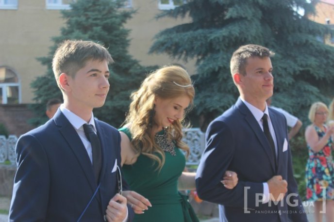 Випускники загальноосвітніх шкіл Мукачева пройшли ходою по місту  – 16