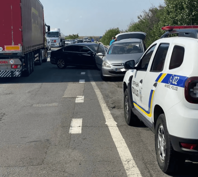 Біля Зняцева сталась ДТП. На трасі утворились затори – 02