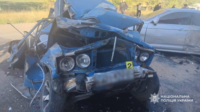 Вантажівка протаранила 4 автівки на блокпосту: поліція показала фото понівечених машин – 01