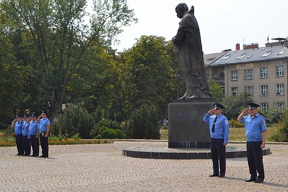 Ужгородські патрульні врятували з палаючої квартири подружжя пенсіонерів – 02
