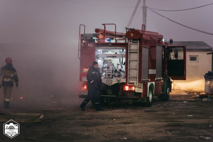 Пожежа на ринку Краснодонців в Ужгороді: загорівся торговий павільйон – 05