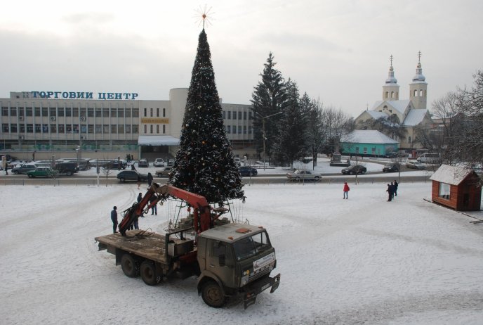 В Іршаві демонтують головну ялинку міста та новорічні атрибути на центральній площі – 01