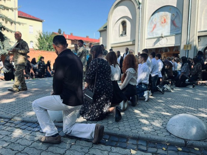 У Мукачеві попрощалися із загиблим на війні Героєм Володимиром Сорокою – 03