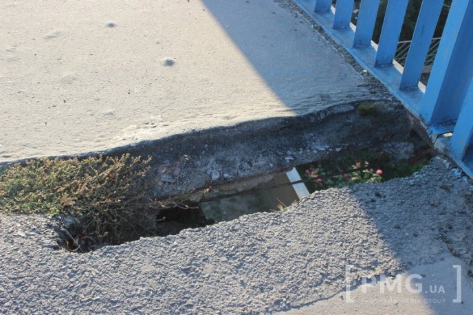 На мосту, що на вулиці Матросова у Мукачеві, утворилось небезпечне провалля – 05