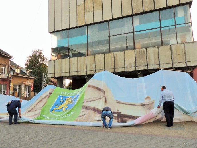 У центрі Берегова закріпили велетенський банер, щоб не видно було обшарпані стіни Будинку культури – 02