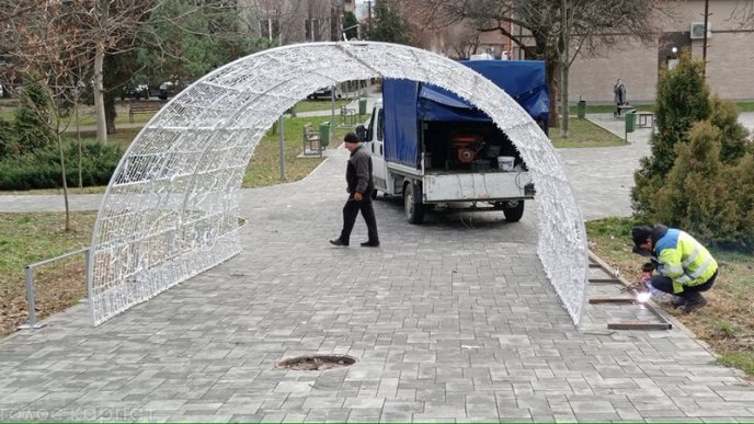 В одному з парків Мукачева встановлюють новорічні ілюмінації – 03