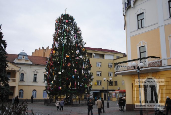 Головну ялинку Мукачева прикрасили дитячими іграшками (ФОТО) – 03