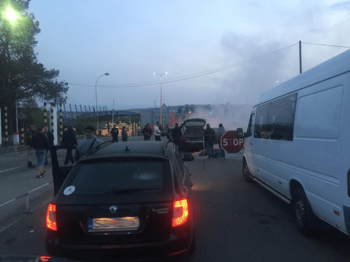 На КПП "Ужгород" загорівся автомобіль – 03 На КПП "Ужгород" загорівся автомобіль – 03
