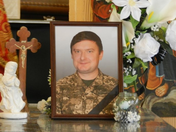 В області навколішках проводжали в останню путь загиблого військового – 02