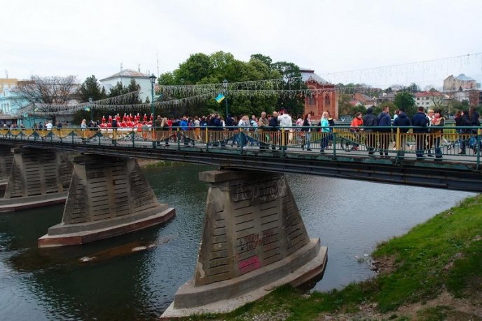 Як закарпатці в центрі Ужгорода танцювали – 02