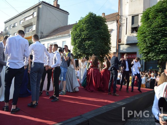 Парад випускників у Мукачеві: емоційні фото із заходу – 11