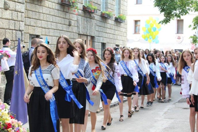 Як у лінгвістичній гімназії в Ужгороді останній дзвоник проходив – 02 Як у лінгвістичній гімназії в Ужгороді останній дзвоник проходив – 02