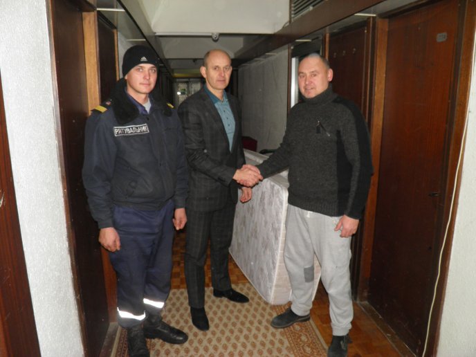 На Закарпатті переселенці з тимчасово окупованих територій отримали гуманітарну допомогу від благодійників – 01