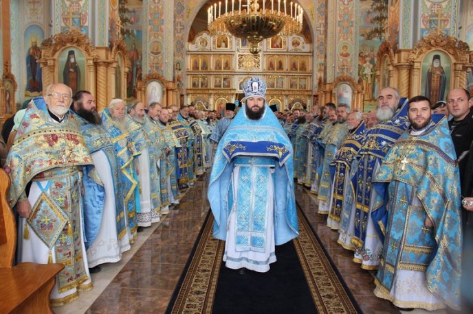 Архієпископу Феодору – 50: іменинника вітали перед богослужінням на Червоній горі – 02