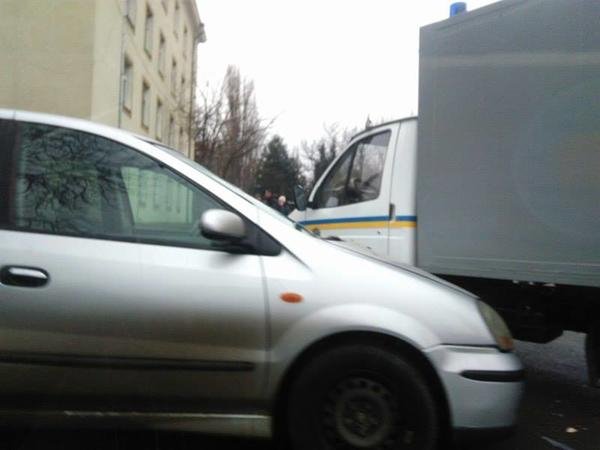 В Ужгороді біля "Буревісника" легковик зіткнувся з автозаком, у якому були арештовані – 01 В Ужгороді біля "Буревісника" легковик зіткнувся з автозаком, у якому були арештовані – 01