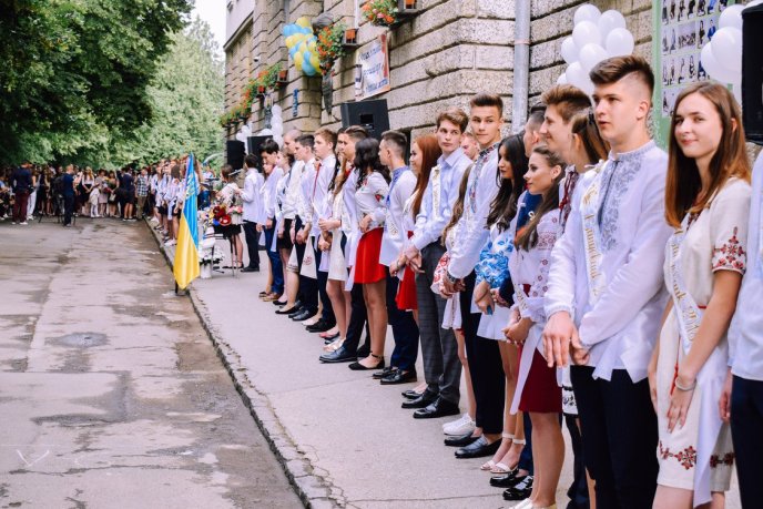 Для 690 ужгородських одинадцятикласників пролунав останній дзвінок – 12