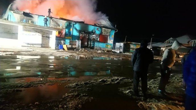 На Закарпатті згорів двоповерховий меблевий магазин, – соцмережі – 08 На Закарпатті згорів двоповерховий меблевий магазин, – соцмережі – 08