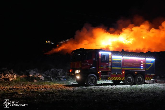 На Закарпатті з учора гасять значну пожежу: людям в окрузі радять зачинити вікна – 04