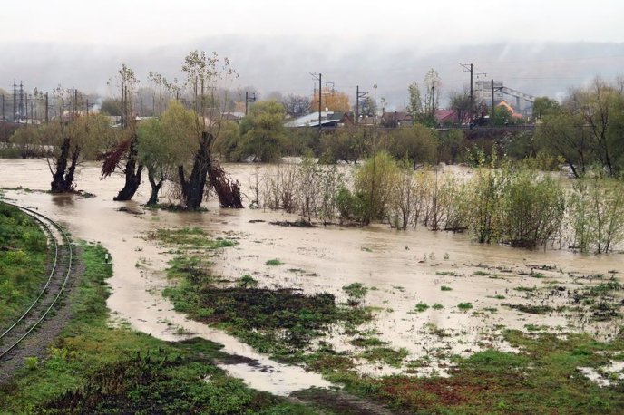 На Ужгородщині вода затопила три футбольних поля, земельні угіддя та пляж з будиночками в Оноківцях – 01 На Ужгородщині вода затопила три футбольних поля, земельні угіддя та пляж з будиночками в Оноківцях – 01