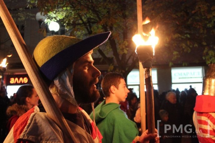 Яскраве святкування Дня святого Мартина у Мукачеві: парад ліхтариків, лицарські бої та вогняне шоу – 20 Яскраве святкування Дня святого Мартина у Мукачеві: парад ліхтариків, лицарські бої та вогняне шоу – 20