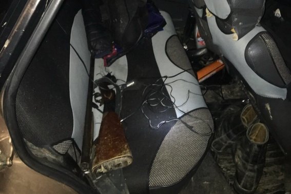 У Мукачеві зупинили автомобіль за порушення ПДР і знайшли в машині зброю та набої – 04