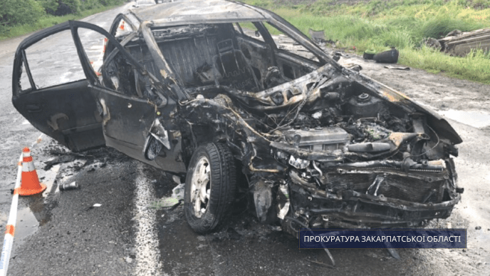 Автомобіль відкинуло за межі дороги: подробиці автотрощі на Ужгородщині – 05