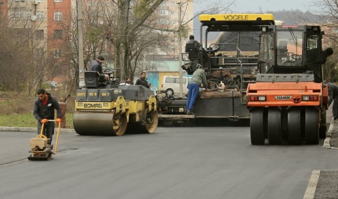 У Мукачеві асфальтують проїзд на Росвигівській – 09