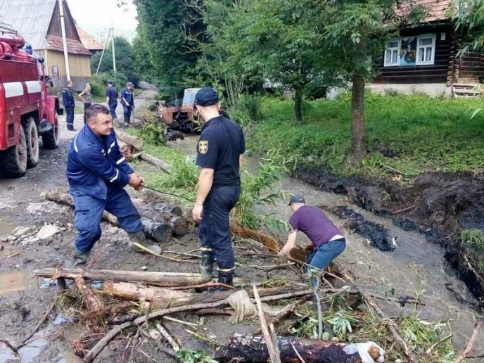 Наслідки негоди: рятувальники відкопують будинок, який засипало ґрунтом – 06