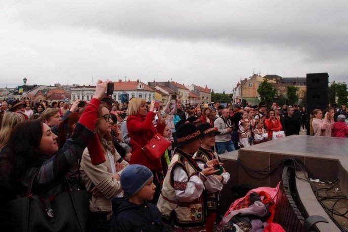 Як закарпатці в центрі Ужгорода танцювали – 16