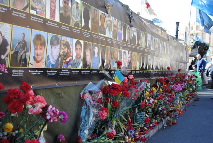 Один день з життя Майдану: на що перетворилась центральна площа України за місяць після революції (ФОТОРЕПОРТАЖ) – 15