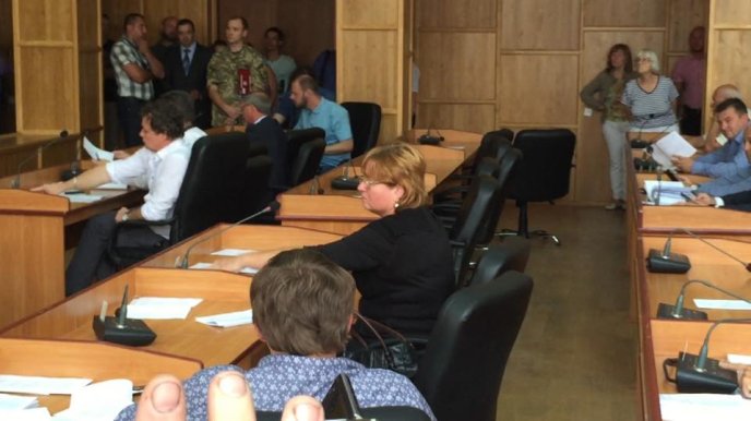 Депутата Ужгородської міськради спіймали на кнопкодавстві – 01