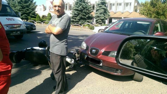 Мотоцикл опинився під колесами автомобіля – 05