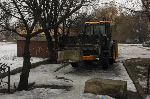 В Ужгороді прибрали обмежувачі руху автотранспорту – 04