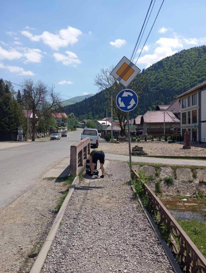 В районі туристичної Колочави встановлюють дорожні знаки: водіям варто звернути увагу – 02