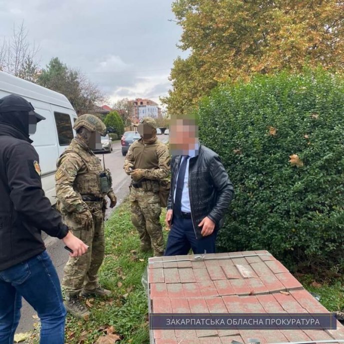 Закарпатський чиновник вимагав понад пів мільйона гривень «відкату» – 02